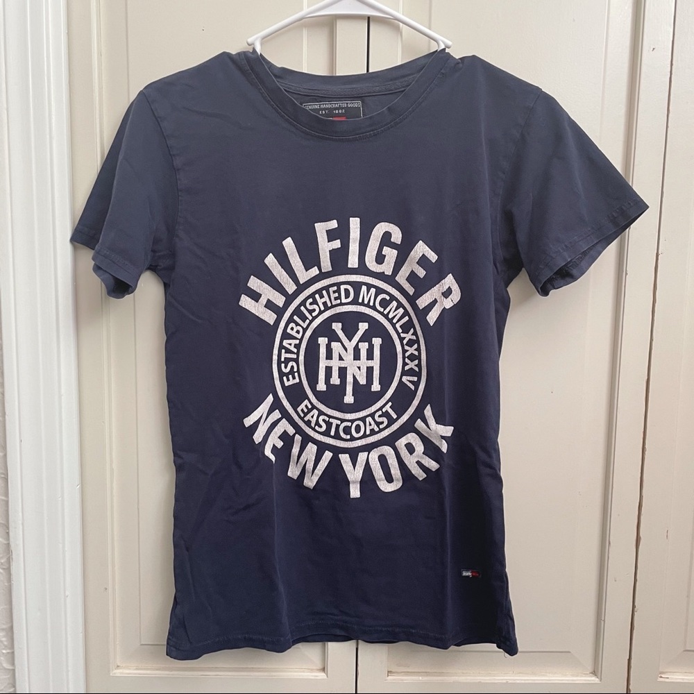TOMMY HILFIGER
ESSENTIAL FAVORITE CREWNECK T-SHIRT